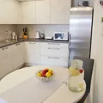 With 3 Bedrooms And Free Private Parking Appartamento Pola