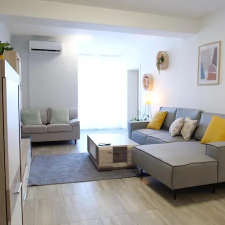 With 3 Bedrooms And Free Private Parking 풀라