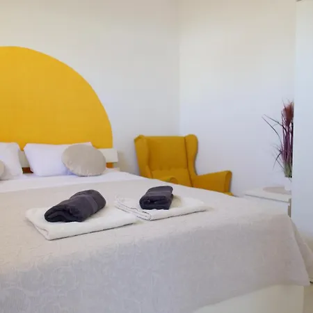 With 3 Bedrooms And Free Private Parking 아파트 *
