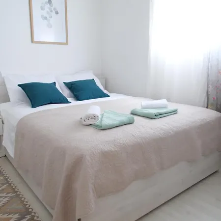 아파트 Apartment With 3 Bedrooms And Free Private Parking Pula 풀라