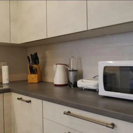 With 3 Bedrooms And Free Private Parking * 풀라