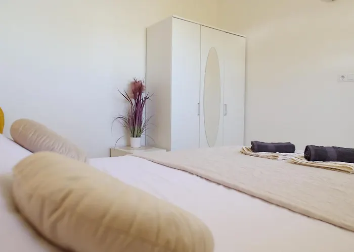 아파트 With 3 Bedrooms And Free Private Parking *