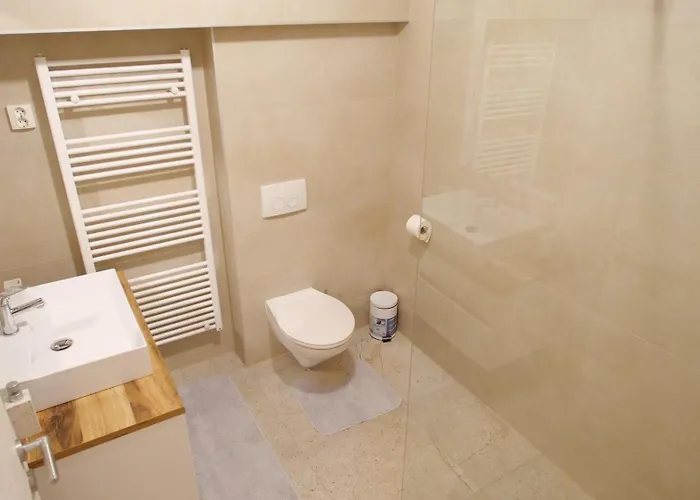 With 3 Bedrooms And Free Private Parking 풀라