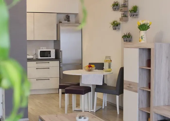 아파트 With 3 Bedrooms And Free Private Parking 풀라