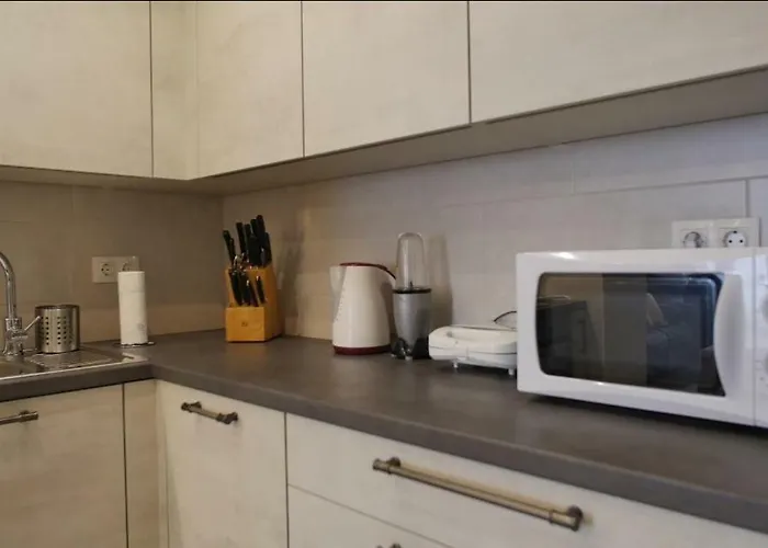With 3 Bedrooms And Free Private Parking * 풀라