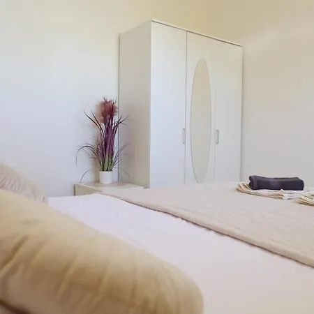 Апартаменти Apartment With 3 Bedrooms And Free Private Parking Pula *