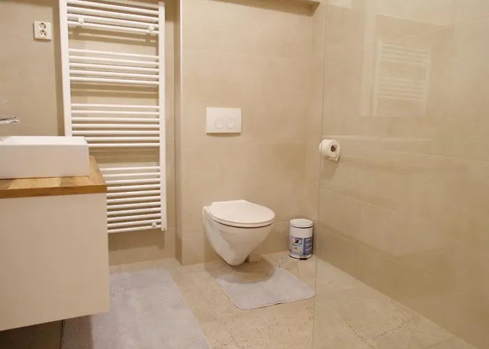 With 3 Bedrooms And Free Private Parking Appartement