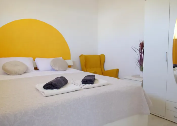 With 3 Bedrooms And Free Private Parking Appartement *