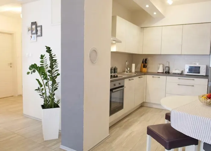 Apartman With 3 Bedrooms And Free Private Parking *