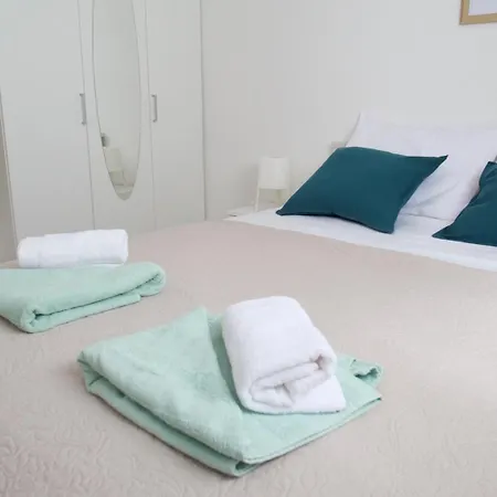 Apartment With 3 Bedrooms And Free Private Parking Pula דירה פולה