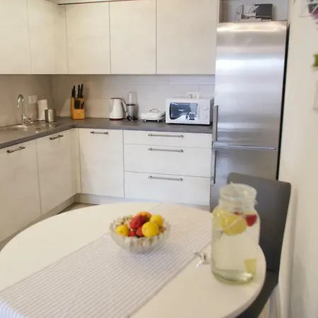 Apartment With 3 Bedrooms And Free Private Parking Pula דירה פולה