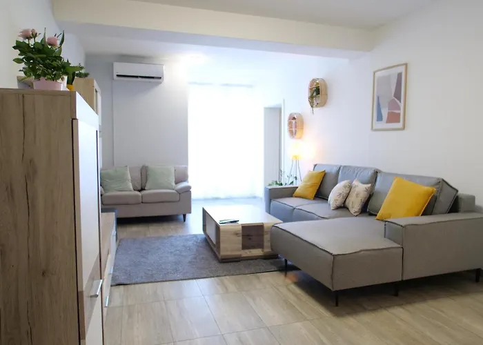 With 3 Bedrooms And Free Private Parking Póla