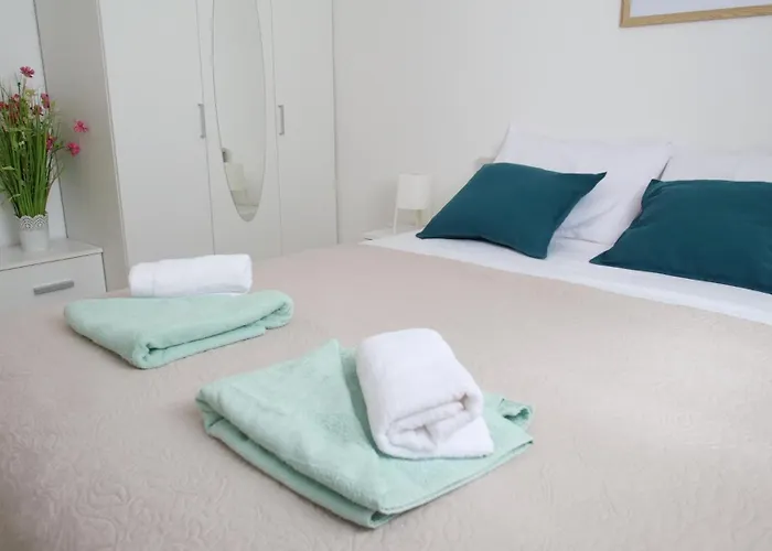 With 3 Bedrooms And Free Private Parking Apartman Póla