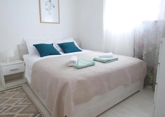 Apartman With 3 Bedrooms And Free Private Parking Póla