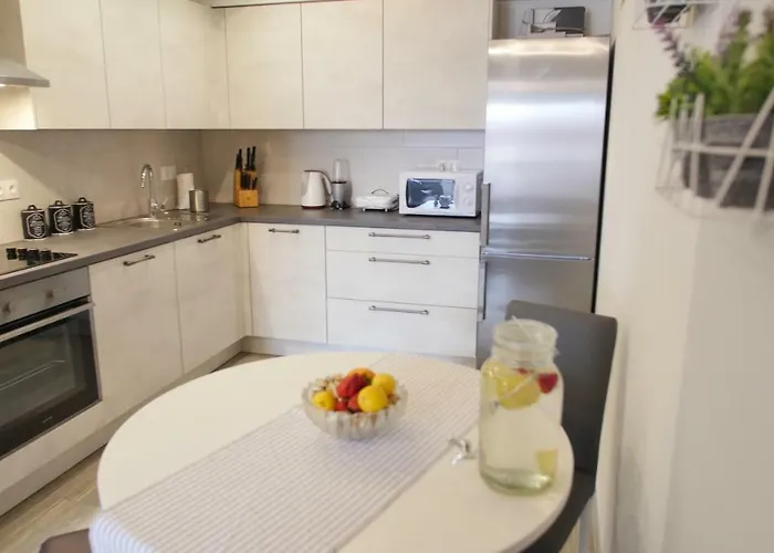 With 3 Bedrooms And Free Private Parking Apartman Póla